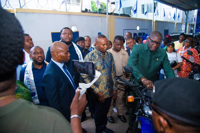 Renforcement des Fédérations du Parti AREP : Distribution Officielle de Motos à Kinshasa"